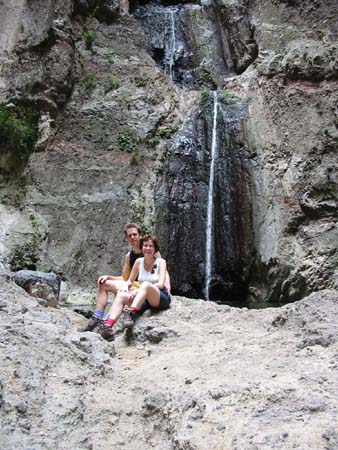 136-3657 Lilian en Piet bij waterval Adeje